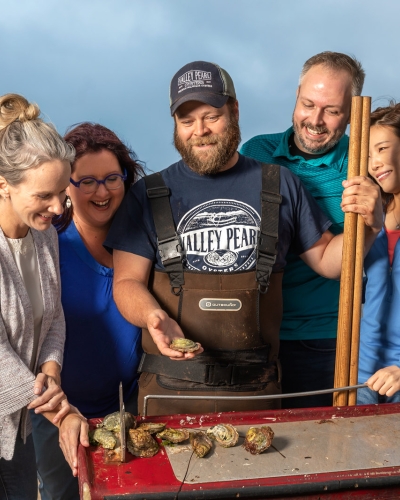 Jeff Noye of Valley Pearl Oysters demonstrates to visitors how to thong for oysters